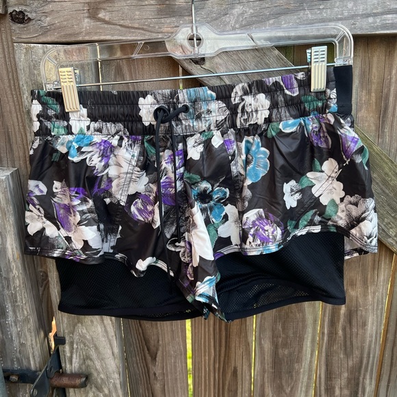 Stella McCartney Adidas Black blossom Women's 2 n 1 running shorts - Picture 7 of 15